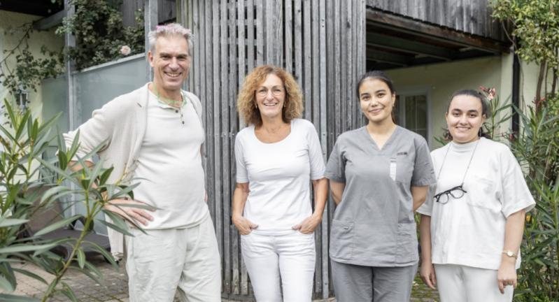 Das Praxisteam vor der Praxis: Dr. Thomas Kadzidroga, Annemarie Scharnagel, Sanobar Usmonova und Intissar Essadki